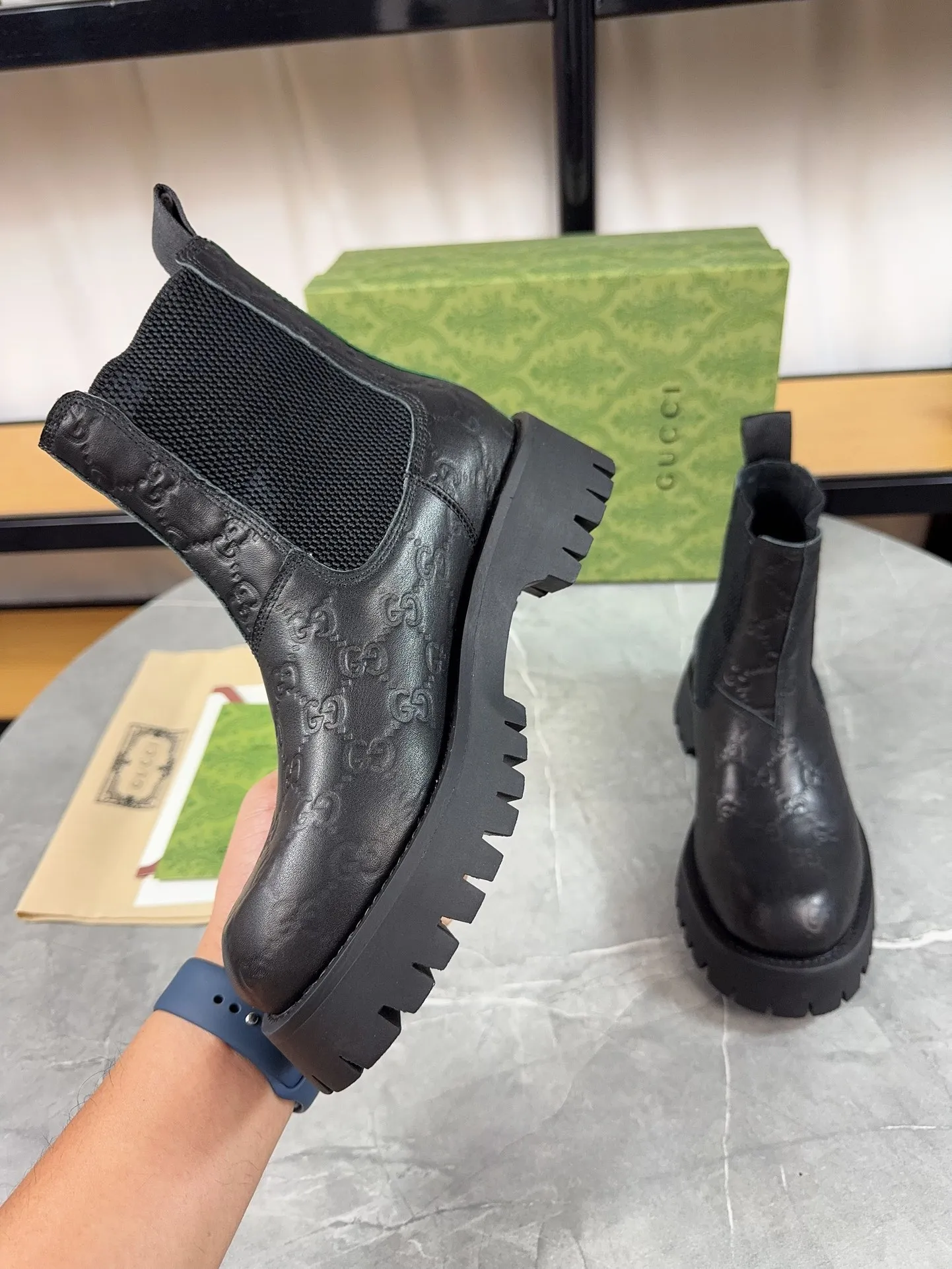 Men's shoes 💰640💰 New model from Gucci, double GG groove thick-soled loafers. The original version is made 1:1. Super beautiful quality, classic model at the counter. ❶Upper: original open-edge beaded cowhide ❷Inner lining: water-dyed cowhide ❸Feet: water-dyed cowhide ❹Outsole: ultra-light original sole ❺Thick sole heightening: 3.5cn ❻Packing: original packaging ❼Number: 35-42 (41 41 customized, non-refundable) Men's model: 38-46 (45, 46 customized, non-returnable)